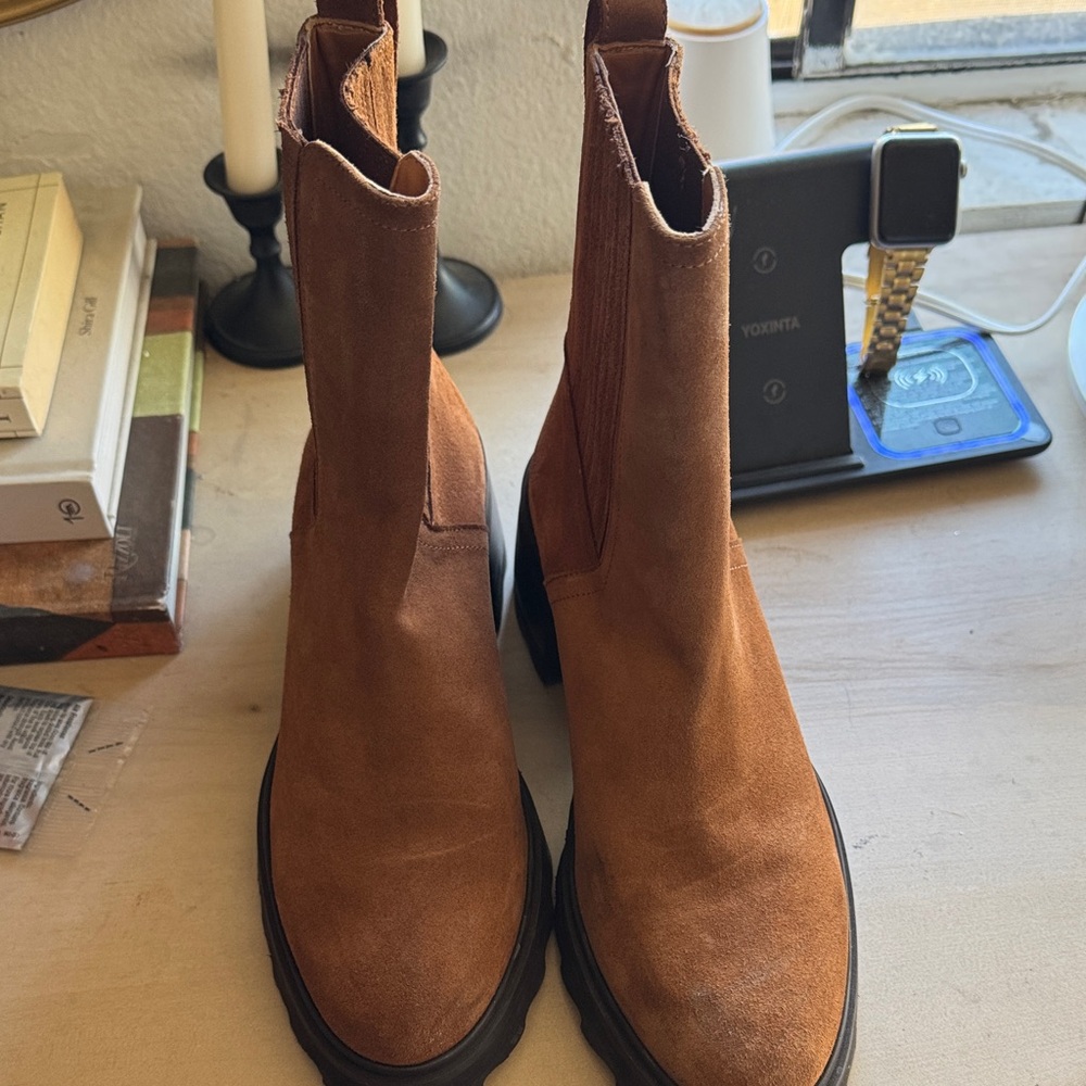 Bobbie’s Paris Suede Chelsea Boots - Women

Tagged Dear Frances for exposure